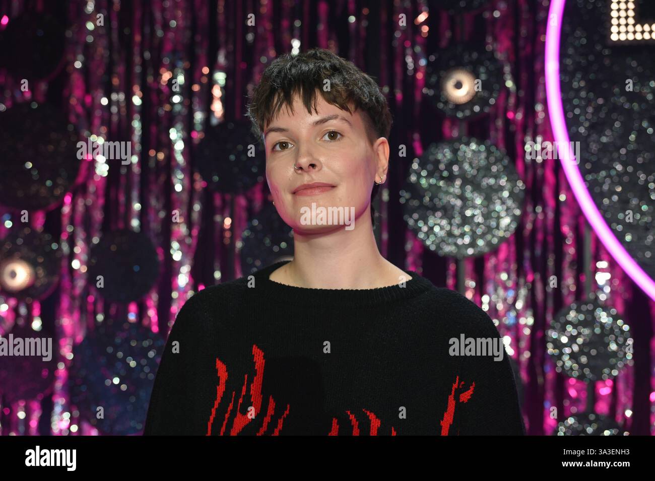 Poetry Slammer:in Lu Komma klar zu Gast bei Ladies Night Youngstars, die einzige deutschsprachige Kabarett Fernsehsendung mit rein weiblicher Besetzung *** Poetry Slammer in Lu Komma klar als Gast bei Ladies Night Youngstars, der einzigen deutschsprachigen Kabarett-TV-Show mit rein weiblicher Besetzung Stockfoto