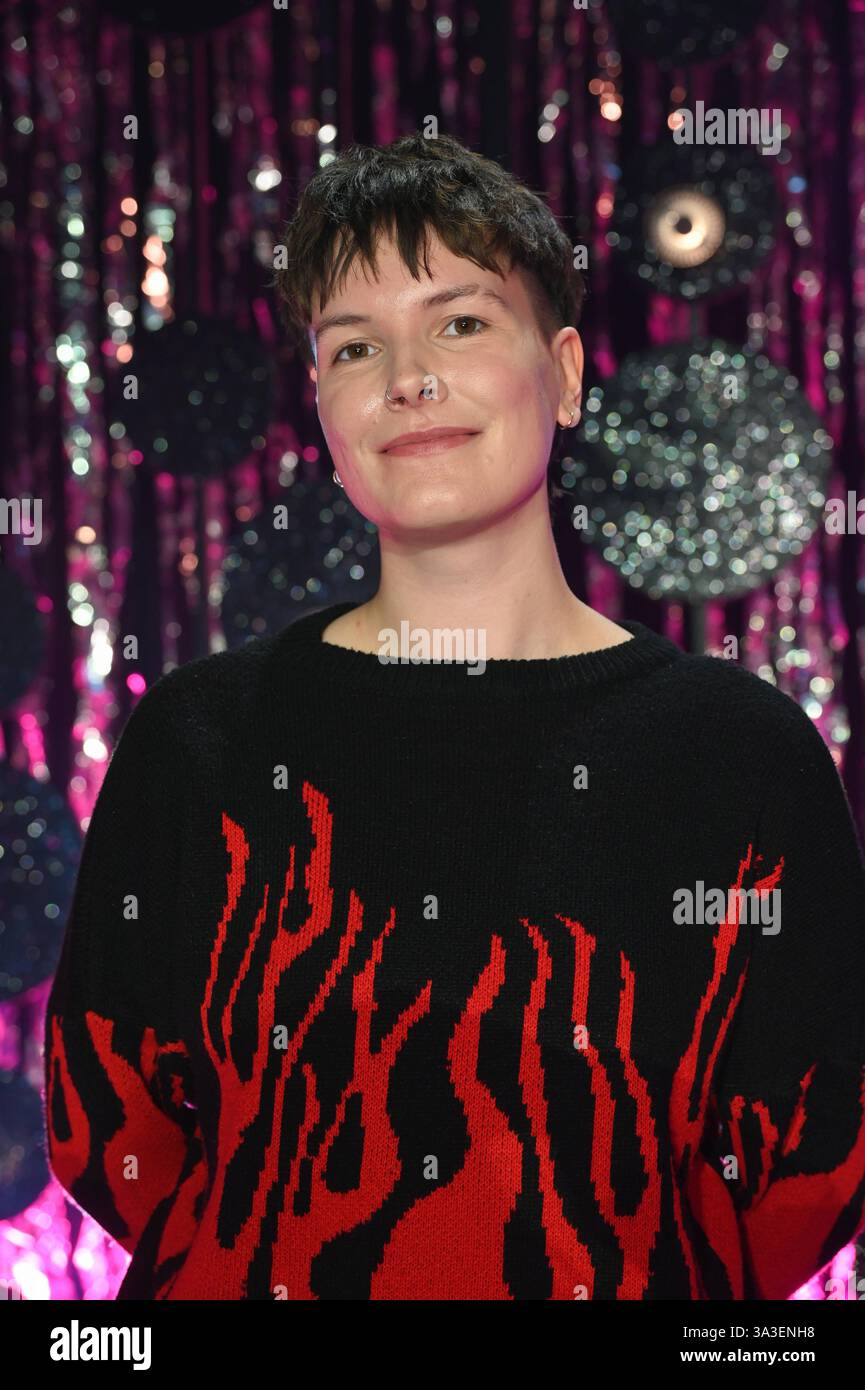 Poetry Slammer:in Lu Komma klar zu Gast bei Ladies Night Youngstars, die einzige deutschsprachige Kabarett Fernsehsendung mit rein weiblicher Besetzung *** Poetry Slammer in Lu Komma klar als Gast bei Ladies Night Youngstars, der einzigen deutschsprachigen Kabarett-TV-Show mit rein weiblicher Besetzung Stockfoto