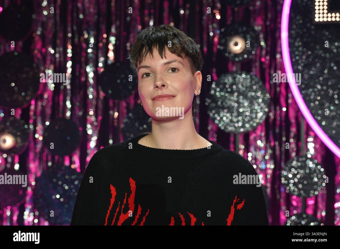 Poetry Slammer:in Lu Komma klar zu Gast bei Ladies Night Youngstars, die einzige deutschsprachige Kabarett Fernsehsendung mit rein weiblicher Besetzung *** Poetry Slammer in Lu Komma klar als Gast bei Ladies Night Youngstars, der einzigen deutschsprachigen Kabarett-TV-Show mit rein weiblicher Besetzung Stockfoto