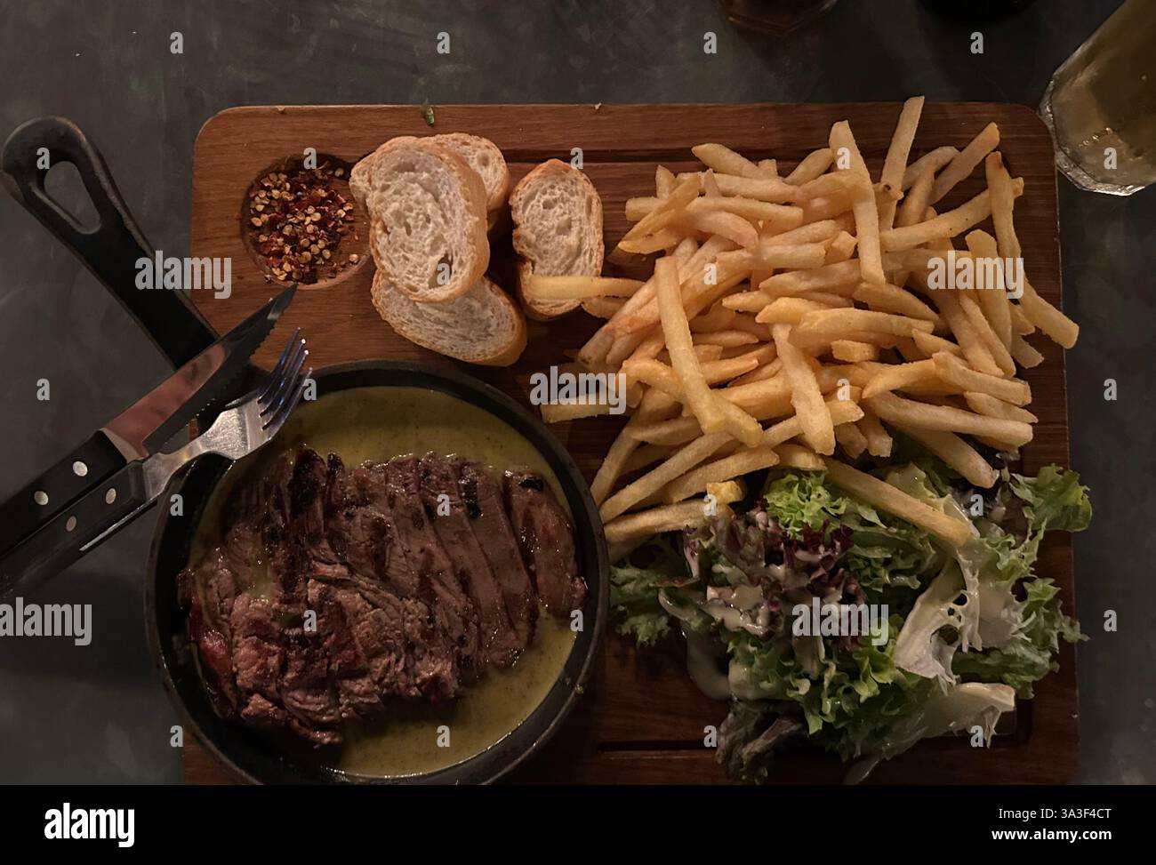 Eine Mahlzeit im Swiss Butter Restaurant in London, Großbritannien - Smartphone-aufgenommenes Stockfoto