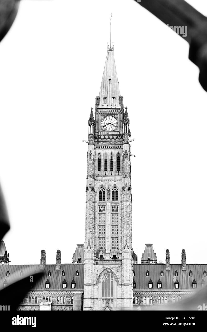 Das Schwarzweiß-Parlament von Kanada, der Peace Tower, Ottawa, Ontario, Kanada Stockfoto