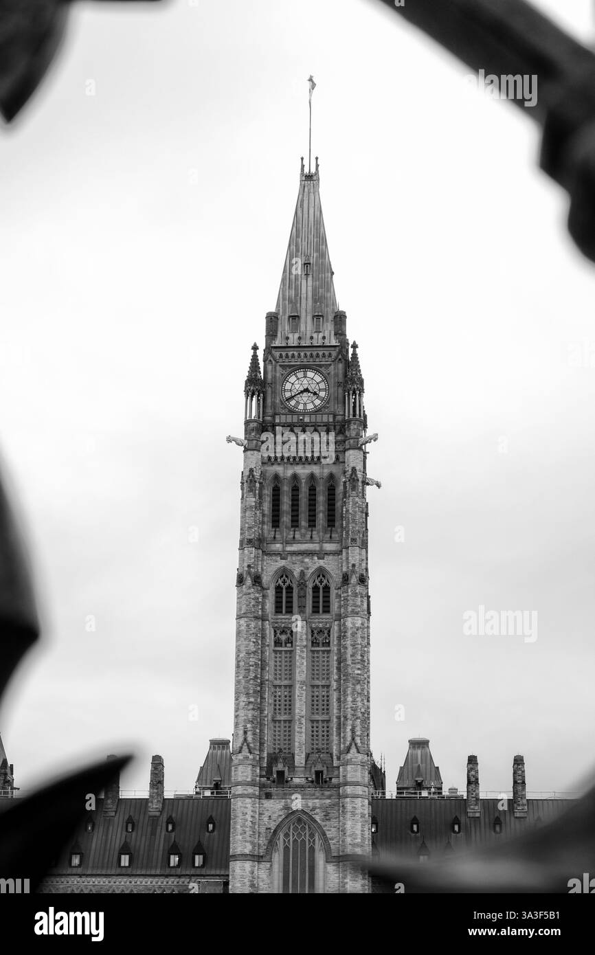 Das Schwarzweiß-Parlament von Kanada, der Peace Tower, Ottawa, Ontario, Kanada Stockfoto
