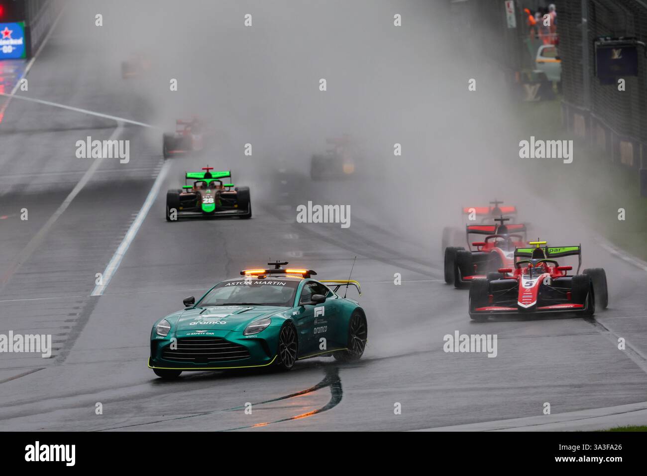 FIA Aston Martin Vantage Safety Car vor Formel 3 Cars F3 während des Formel 1 Louis Vuitton Australian Grand Prix 2025, 1. Runde der FIA Formel 1 Weltmeisterschaft 2025 vom 14. Bis 16. März 2025 auf dem Albert Park Grand Prix Circuit in Melbourne, Australien Stockfoto