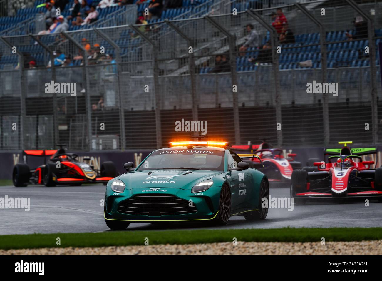 FIA Aston Martin Vantage Safety Car vor Formel 3 Cars F3 während des Formel 1 Louis Vuitton Australian Grand Prix 2025, 1. Runde der FIA Formel 1 Weltmeisterschaft 2025 vom 14. Bis 16. März 2025 auf dem Albert Park Grand Prix Circuit in Melbourne, Australien Stockfoto