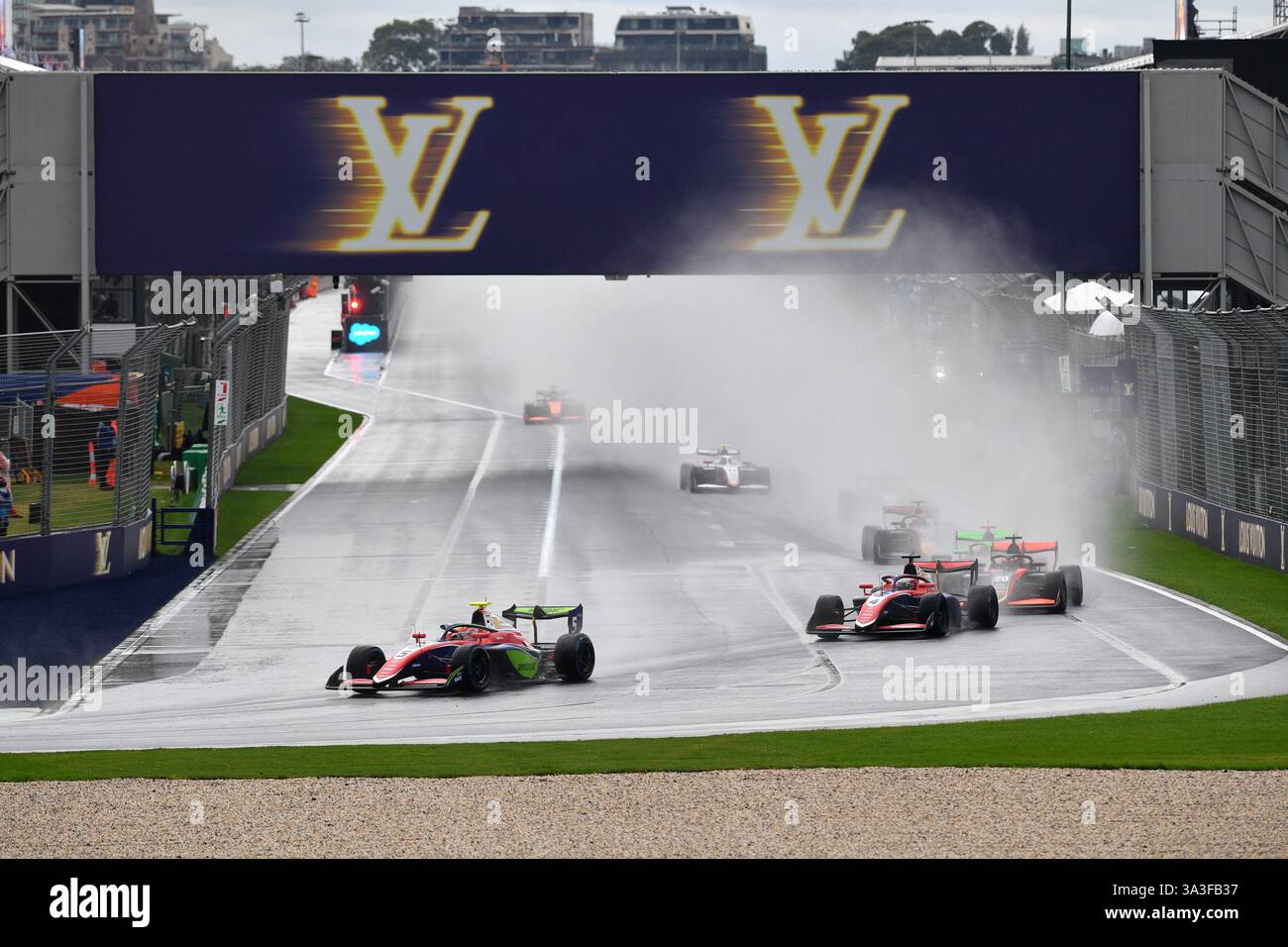 MELBOURNE, AUSTRALIEN 16. März 2025. Im Bild: Der Trident Formel-3-Pilot Rafael Câmara (BRA) 5 führt bei sintflutartigen Regenfällen in der australischen Runde der Formel-3-Meisterschaft 2025 das Feld um Kurve 1 des Albert Park Circuit. Karl Phillipson / Alamy Live News Stockfoto