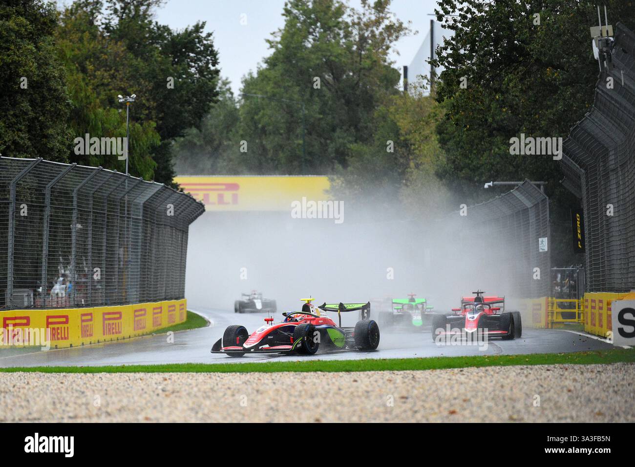 MELBOURNE, AUSTRALIEN 16. März 2025. Im Bild: Trident Formel-3-Fahrer Rafael Câmara (BRA) 5 führt das Feld hinter dem Safety Car, nachdem während des Rennens sintflutartige Regenfälle den Albert Park Circuit getroffen hatten, nahm Camara schließlich die karierte Flagge, um den Sieg im F3 Feature Race in der australischen Runde der Formel-3-Meisterschaft 2025 zu sichern. Karl Phillipson / Alamy Live News Stockfoto