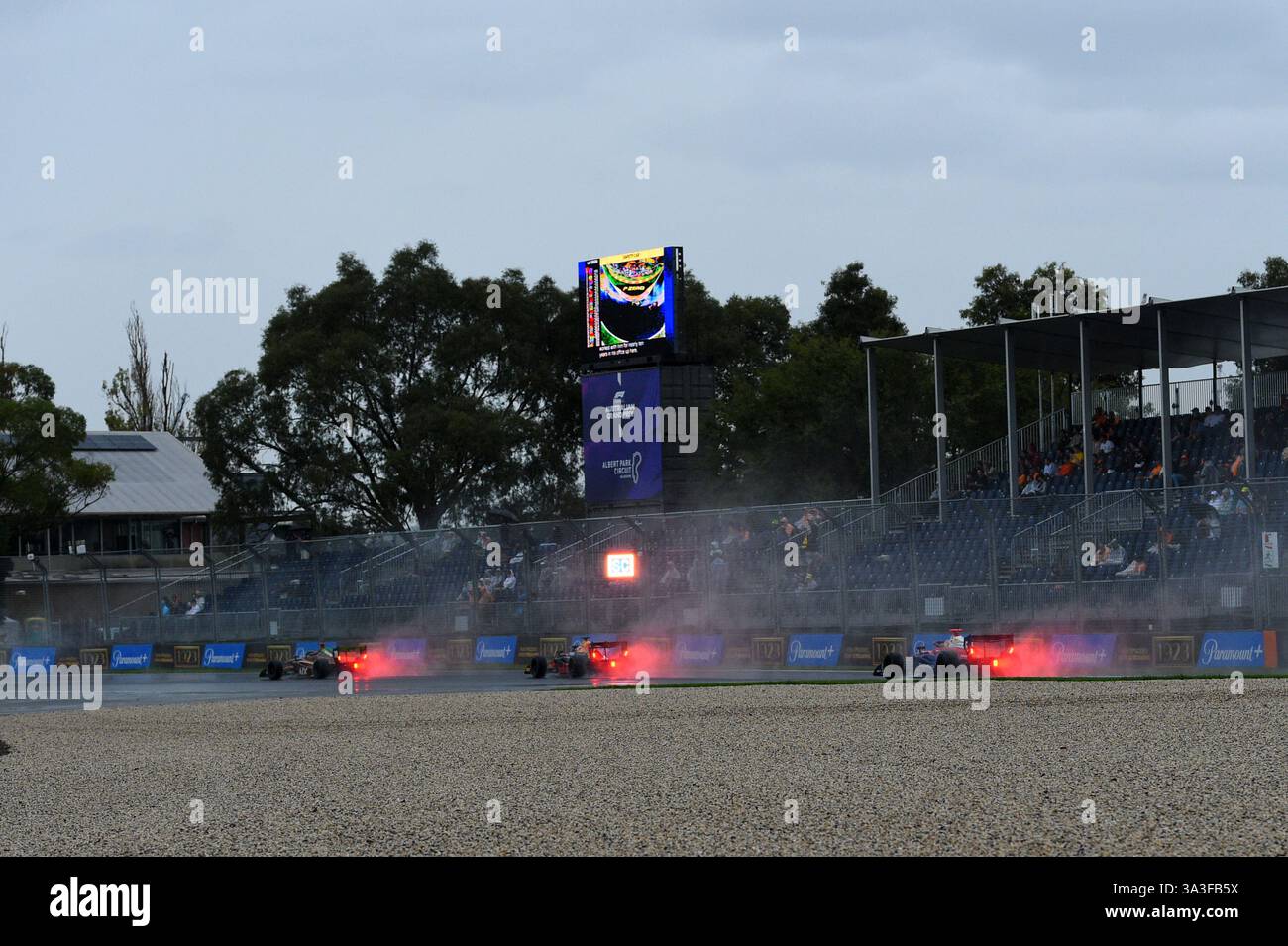 MELBOURNE, AUSTRALIEN 16. März 2025. Im Bild: Das Leuchten der hinteren Bremslichter erhellt den Sprühnebel des sintflutartigen Regens, der den Albert Park Circuit während des F3 Feature Race traf, ein Rennen, das Rafael Camara schließlich in der australischen Runde der Formel-drei-Meisterschaft 2025 gewann. Quelle: Karl Phillipson / Alamy Live News Stockfoto