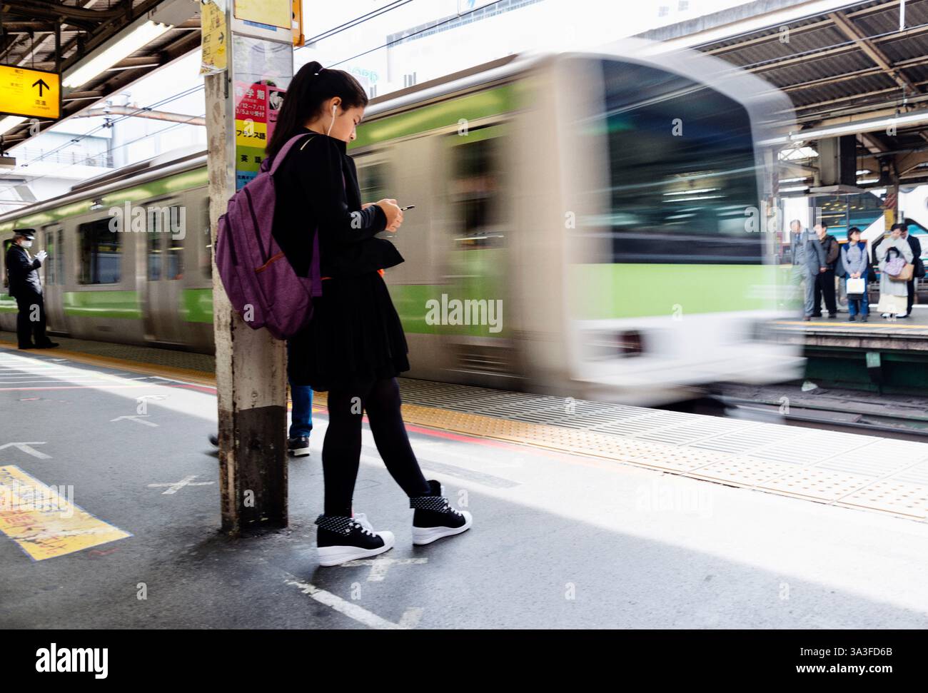 Ein Passagier wartet am Bahnhof Shinjuku in Tokio auf einen Zug der Yamanote-Linie. Stockfoto