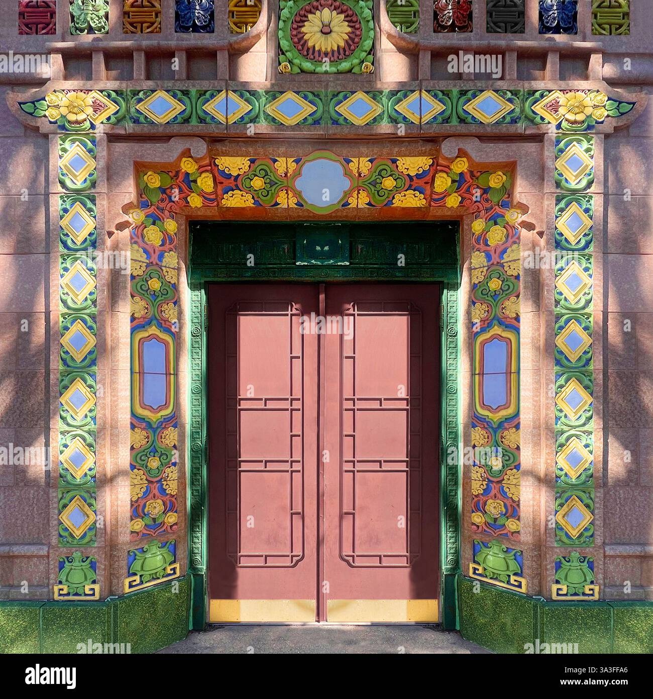Ein lebendiger und aufwendig gestalteter Eingang in Chicagos Chinatown mit farbenfrohen glasierten Terrakotta-Fliesen mit traditionellen chinesischen Motiven. Stockfoto