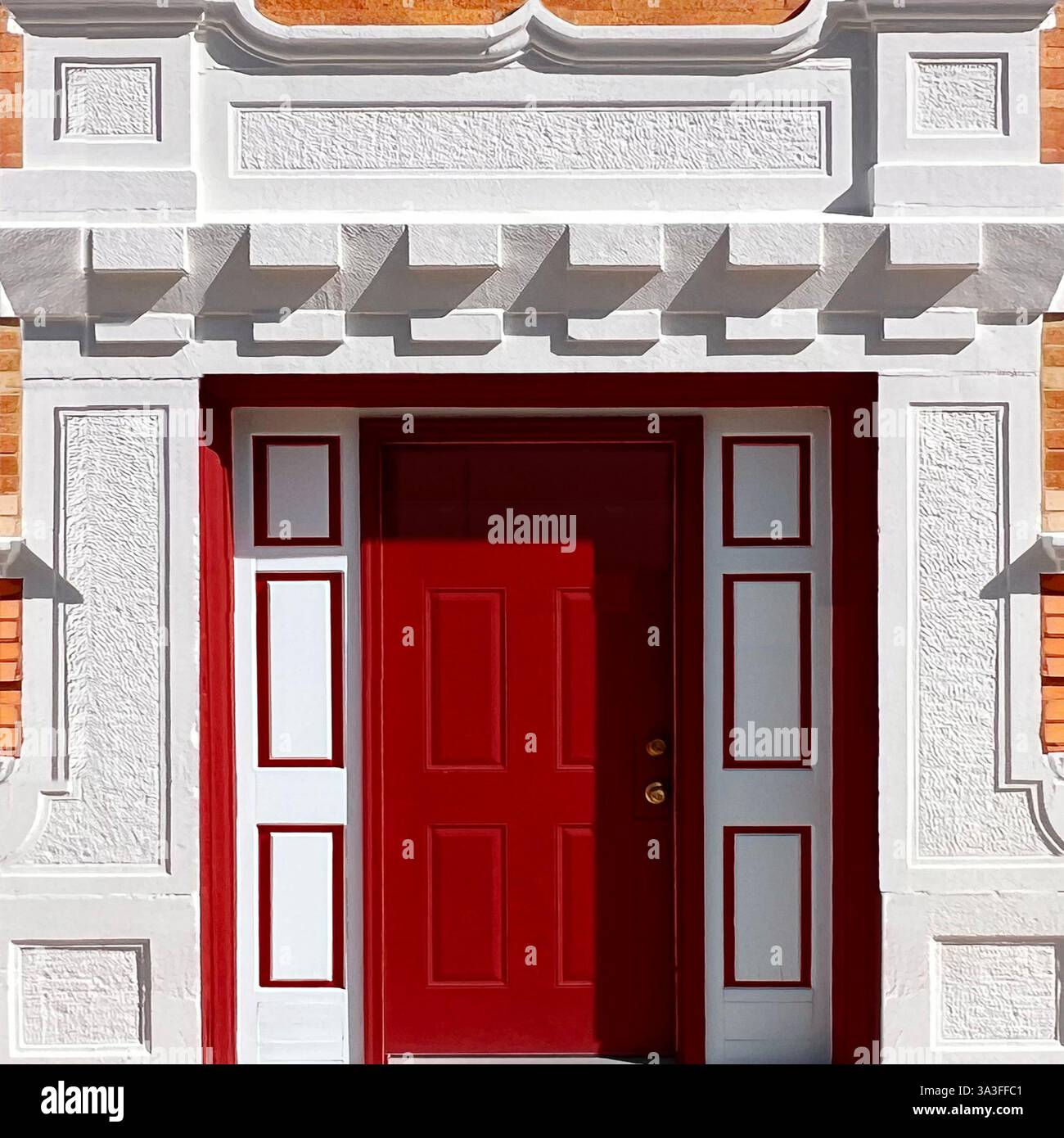 Rote Tür, eingerahmt von symmetrischen geometrischen Mustern in gestochen scharfem weiß, was einen auffälligen Kontrast schafft. Stockfoto