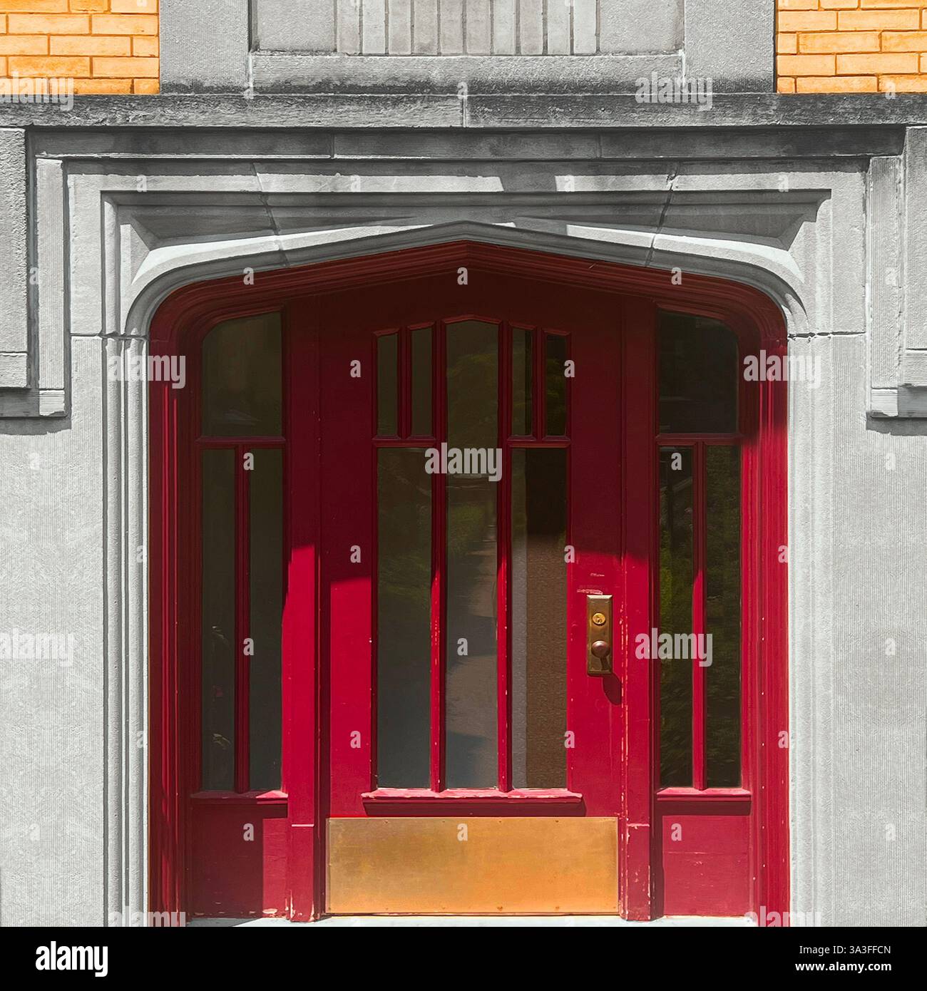 Eine auffällige rote Tür im Art déco-Stil in einer eleganten Steinfassade mit geometrischem Design in Chicago - Smartphone-aufgenommenes Stockfoto