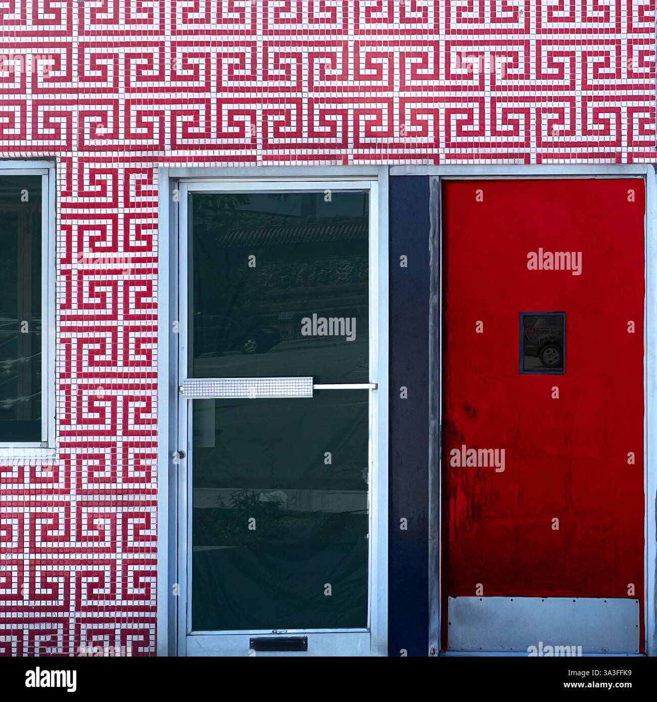 Geschäfte in Chicagos Chinatown mit einem auffälligen rot-weißen Mosaikfliesenmuster mit geometrischem Motiv. - Smartphone-aufgenommenes Stockfoto