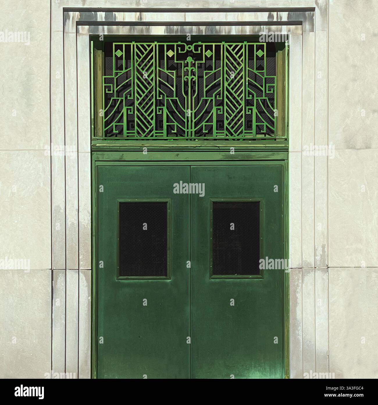 Art déco-Tür mit dunkelgrünen Metalltüren und geometrischen dekorativen Grilldetails, die sich in einer polierten Steinfassade befinden. Stockfoto Art déco-Tür mit dunkelgrünen Metalltüren und geometrischen dekorativen Grilldetails, die sich in einer polierten Steinfassade befinden. Stockfoto