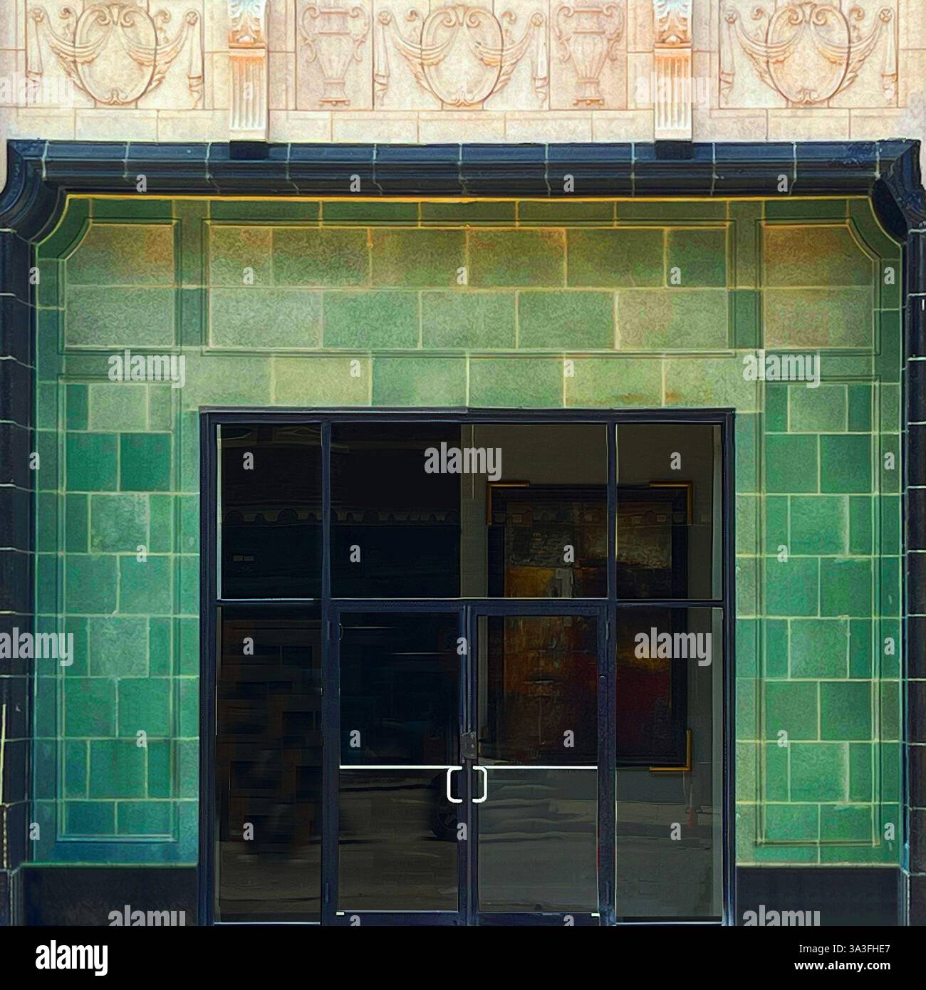 Gebäudeeingang eingerahmt von üppigen grün glasierten Terrakotta-Fliesen in Chicago Stockfoto Gebäudeeingang eingerahmt von üppigen grün glasierten Terrakotta-Fliesen in Chicago Stockfoto
