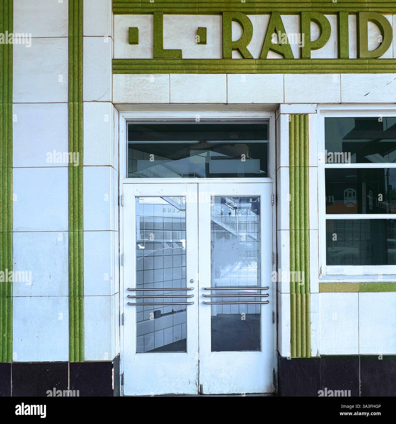 Ein historischer U-Bahn-Eingang in Chicago 'L' mit Art déco-Architektur mit grünen und weißen Fliesen. - Smartphone-aufgenommenes Stockfoto