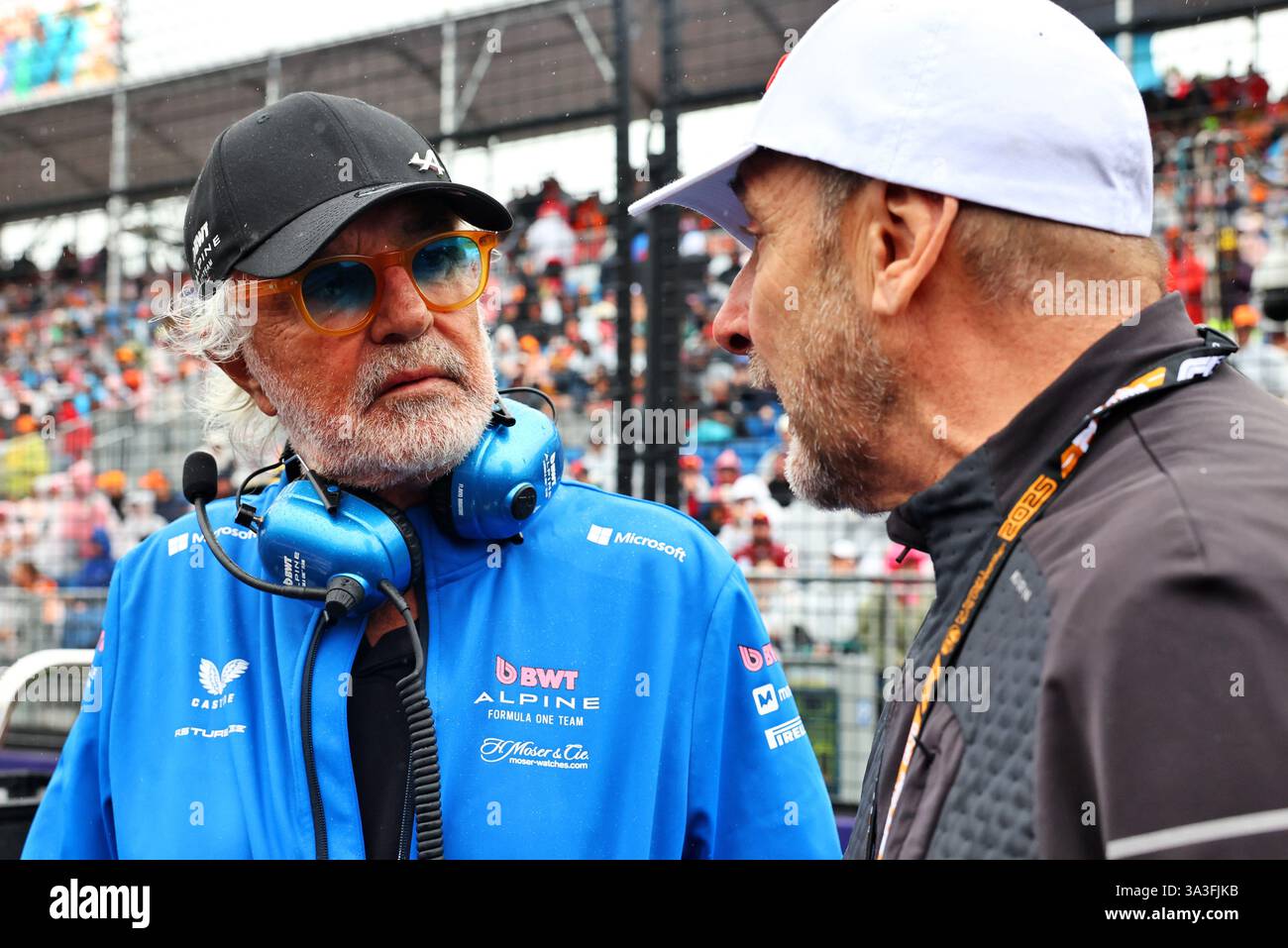 Melbourne, Australien. März 2025. (L bis R): Flavio Briatore (ITA) Alpine F1 Team Executive Advisor mit Bruno Michel (FRA) F2 und F3 Chief Executive Officer. 16.03.2025. Formel-1-Weltmeisterschaft, Rd 1, Grand Prix Von Australien, Albert Park, Melbourne, Australien, Wettkampftag. Das Foto sollte lauten: XPB/Alamy Live News. Stockfoto