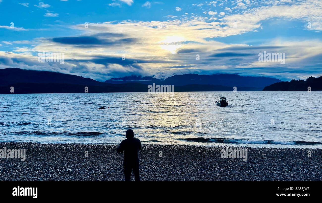 Blauer Fluss mit grünen Bergen im Hintergrund und blauem Himmel, Sonnenküste, bc, kanada - Smartphone-aufgenommenes Stockfoto