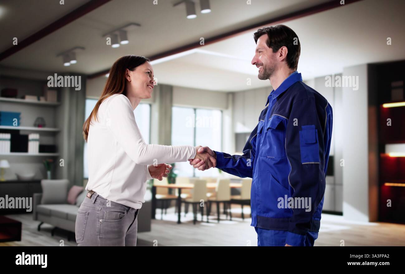 Klempner und Handwerker unterhalten sich über Hausreparaturen und Dienstleistungen Stockfoto