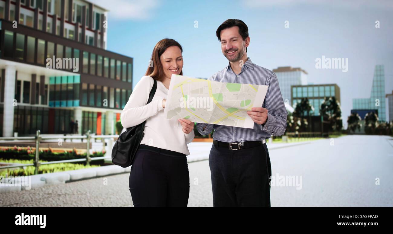 Lächelnde Touristen erkunden die Stadt mit der Karte, fangen das schöne Sommertag ein reisendes Paar fröhlich durch New City und schätzen die Urlaubserinnerungen Happ Stockfoto