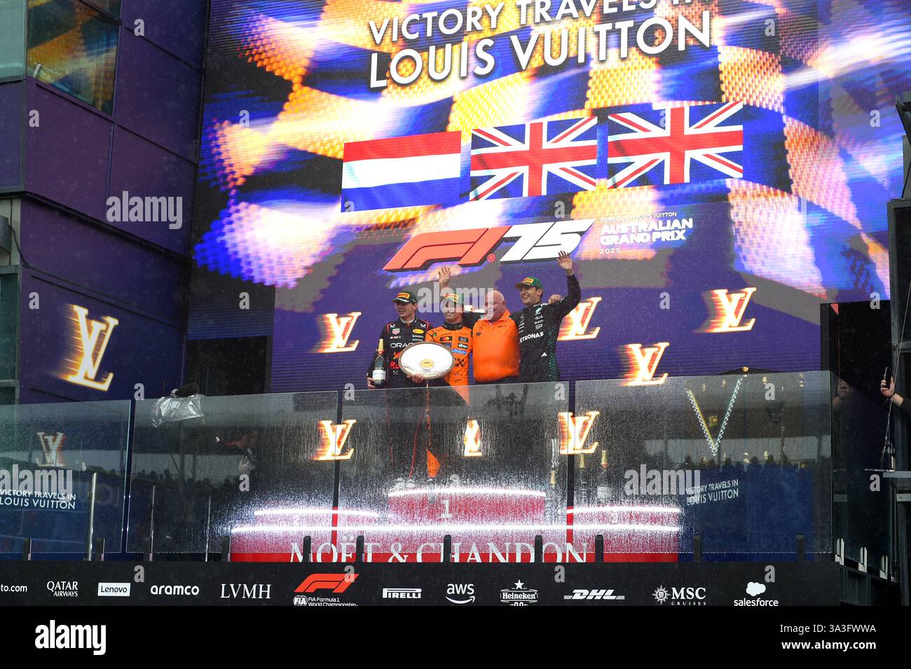 MELBOURNE, AUSTRALIEN 16. März 2025. Im Bild: McLaren Formel-1-Pilot Lando Norris (GBR) (Mitte) wird links flankiert von Max Verstappen von Red Bull Racing, der 2. Platz belegte, Rob Marshall, Chefdesigner von McLaren Racing (rechts) und George Russell von Mercedes, der beim Formel-1-Louis Vuitton Australian Grand Prix 2025 den 3. Platz belegte. Karl Phillipson / Alamy Live News Stockfoto