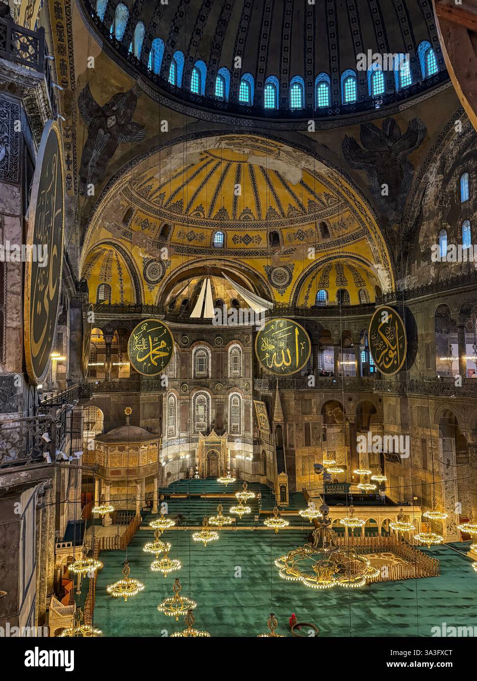 Istanbul, Türkei, 18. Februar 2025: Prächtiges Inneres mit Kuppel, die historische und architektonische Pracht der Hagia Sophia Grand Moschee zeigt Stockfoto