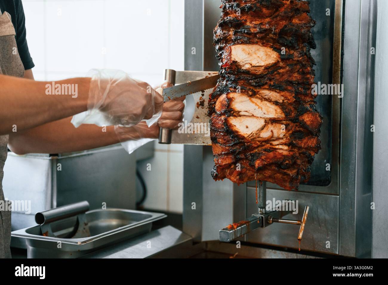 Der Koch bereitet traditionelles türkisches Dönerfleisch zu. Shawarma oder Gyros. Stockfoto
