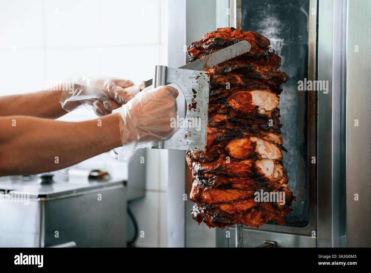 Der Koch bereitet traditionelles türkisches Dönerfleisch zu. Shawarma oder Gyros. Stockfoto