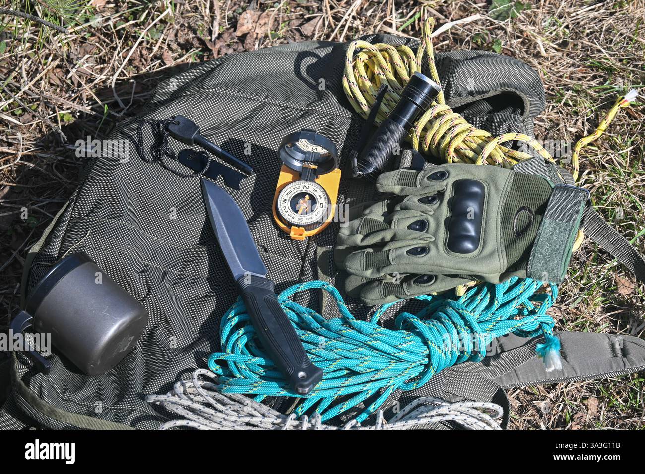 Bushcraft-Zahnrad. Gegenstände, die man braucht, um in der Wildnis zu überleben. Stockfoto