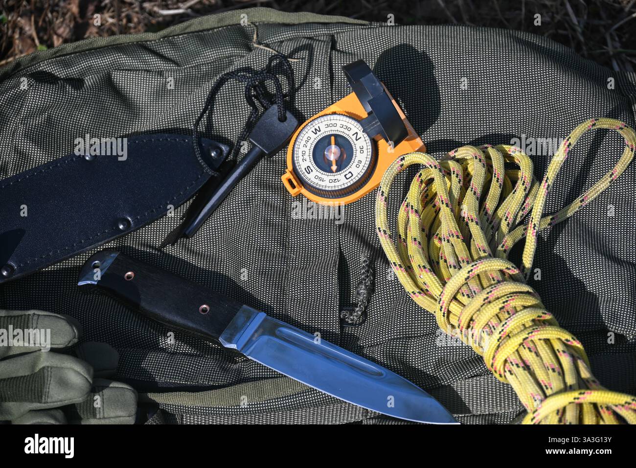 Bushcraft-Zahnrad. Gegenstände, die man braucht, um in der Wildnis zu überleben. Stockfoto