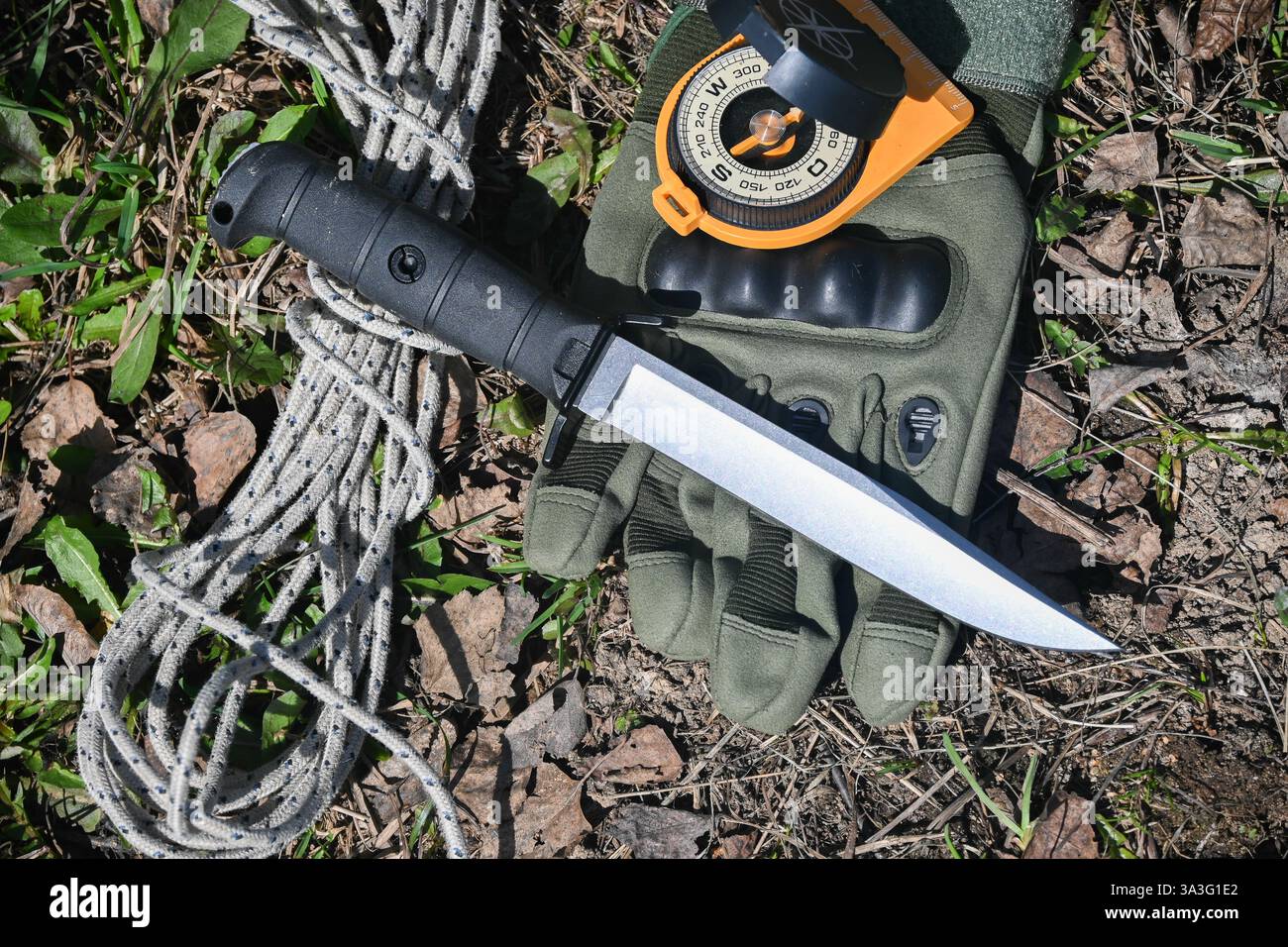 Bushcraft-Zahnrad. Gegenstände, die man braucht, um in der Wildnis zu überleben. Stockfoto