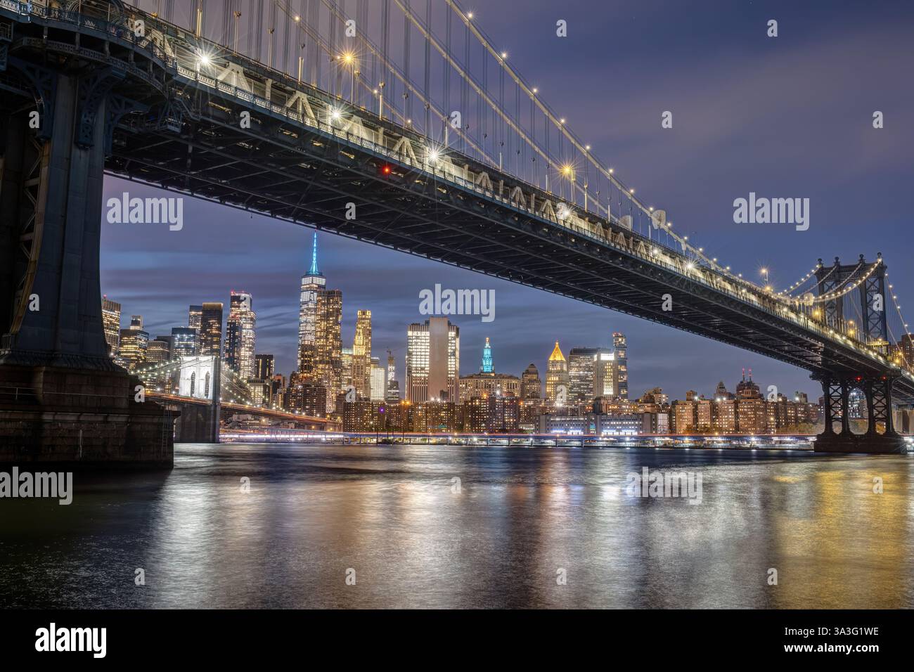 Die Manhattan Bridge in New York bei Nacht mit der Brooklyn Bridge hinten Stockfoto