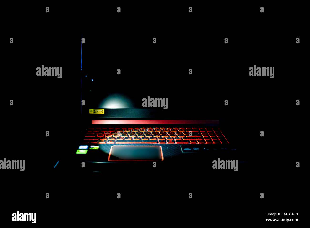 Beleuchtete Tastatur für Spiele. Tastatur mit Hintergrundbeleuchtung und vielseitigen Farbschemata auf schwarz isoliert. Stockfoto