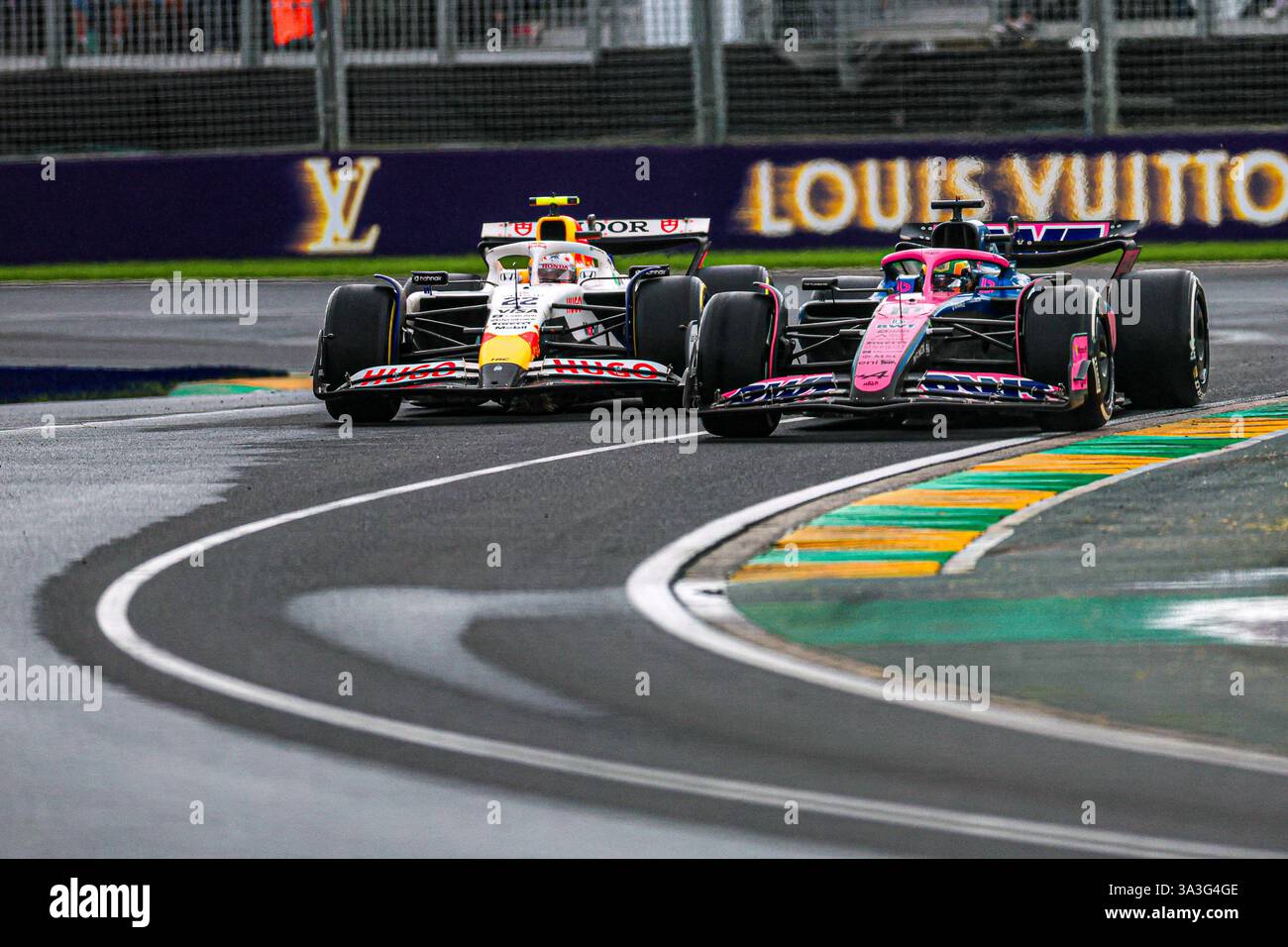 Melbourne, Australien. März 2025. Pierre Gasly (FRA) - Alpine F1 Team - Alpine A525 - Renaul Yuki Tsunoda (JPN) - Visa Cash App RB F1 Team - RB VCARB02 - Honda RBPT während des Formel-1-Rennens Louis Vuitton Australian Grand Prix 2025; Albert Park, Melbourne, Australien, 14. Bis 16. März 2025 Credit: Alessio de Marco/Alamy Live News Stockfoto