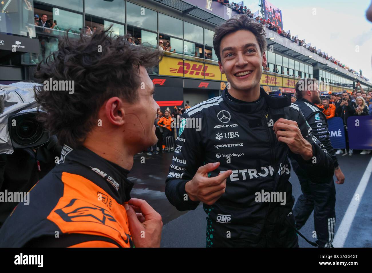 Melbourne, Australien. März 2025. Lando Norris (GBR) - McLaren Formel-1-Team - McLaren MCL39 - Mercede George Russell (GBR) - Mercedes-AMG PETRONAS F1-Team - Mercedes W16 - Mercedes E Leistung während des Formel-1-Rennens Louis Vuitton Australian Grand Prix 2025; Albert Park, Melbourne, Australien, 14. Bis 16. März 2025 Credit: Alessio de Marco/Alamy Live News Stockfoto