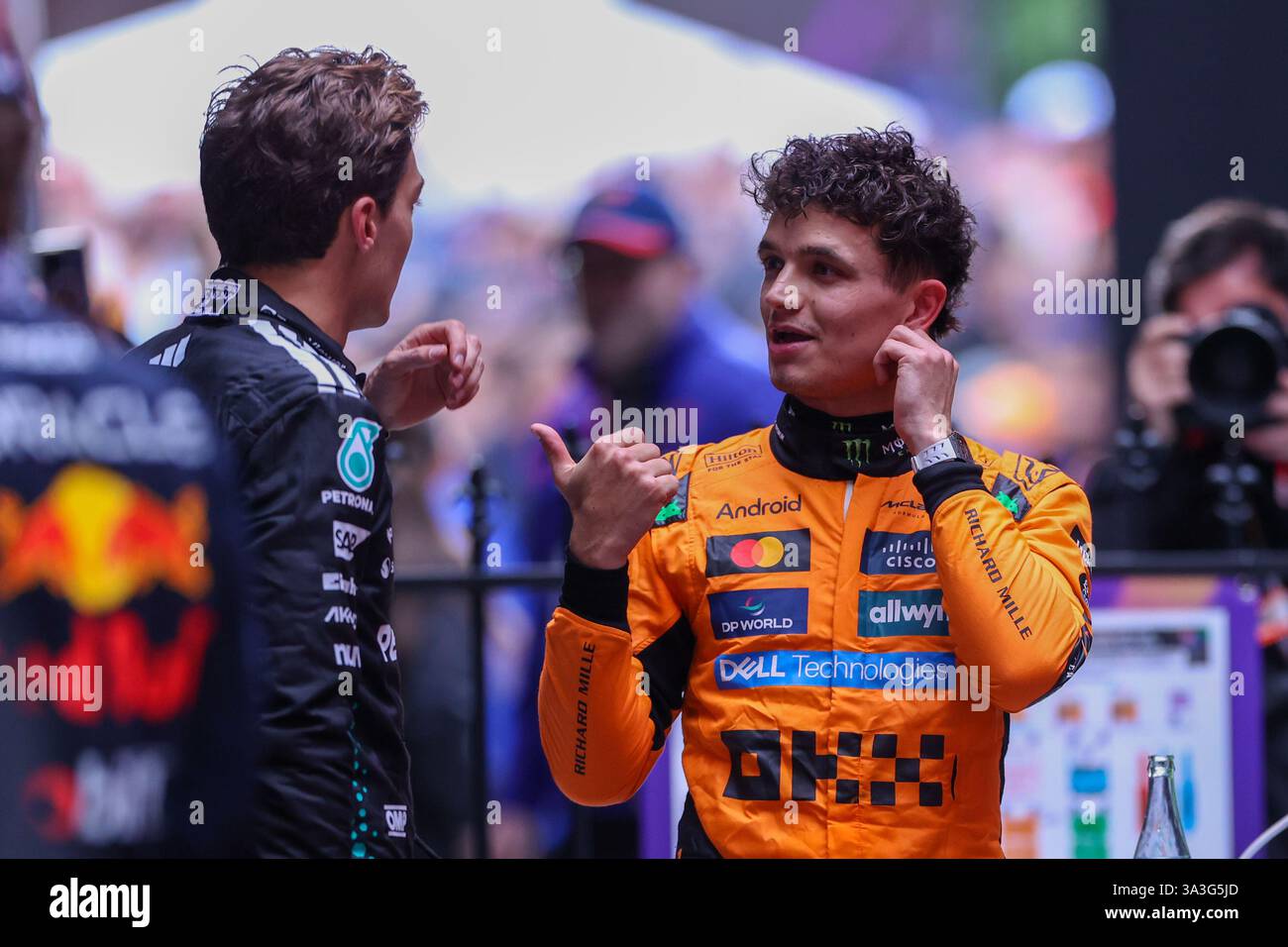 Malbourne, Australien. Februar 2025. 19/2025 - George Russell (GBR) - Mercedes-AMG PETRONAS F1 Team - Mercedes W16 - Mercedes E Performance und Lando Norris (GBR) - McLaren Formel-1-Team - McLaren MCL39 - Mercedes während des Formel-1-Rennens Louis Vuitton Australian Grand Prix 2025; Albert Park, Melbourne, Australien, 14. Bis 16. März 2025 (Foto: Alessio de Marco/SIPA USA) Credit: SIPA USA/Alamy Live News Stockfoto