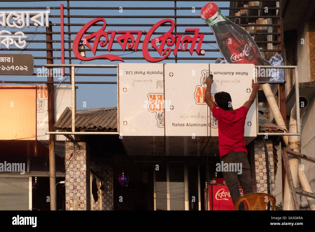 Mann, der Werbung installiert, Cox's Bazar, Bangladesch Stockfoto