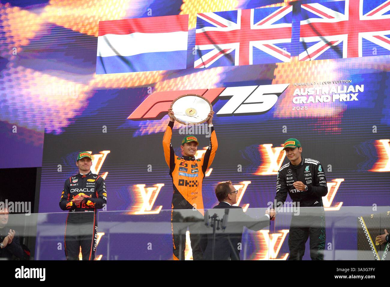 MELBOURNE, AUSTRALIEN 16. März 2025. Im Bild: McLaren Formel-1-Pilot Lando Norris (GBR) holt die Siegertrophäe auf dem Podium des Louis Vuitton Grand Prix 2025 von Australien. Karl Phillipson / Alamy Live News Stockfoto