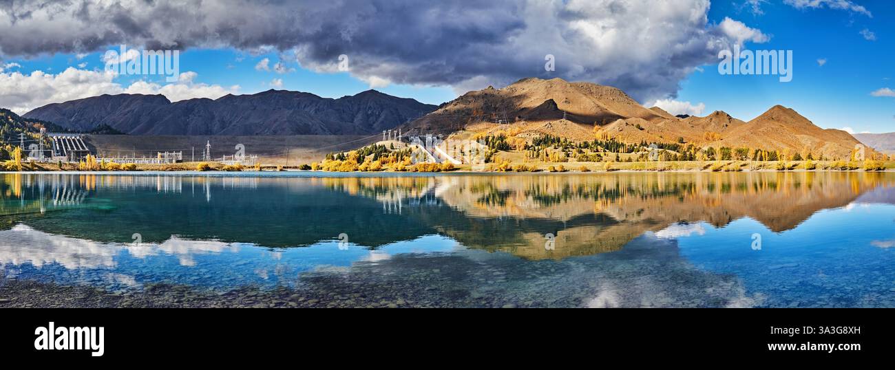 Panoramablick auf das Wasserkraftwerk Lake Benmore, Waitaki Valley, Neuseeland Stockfoto