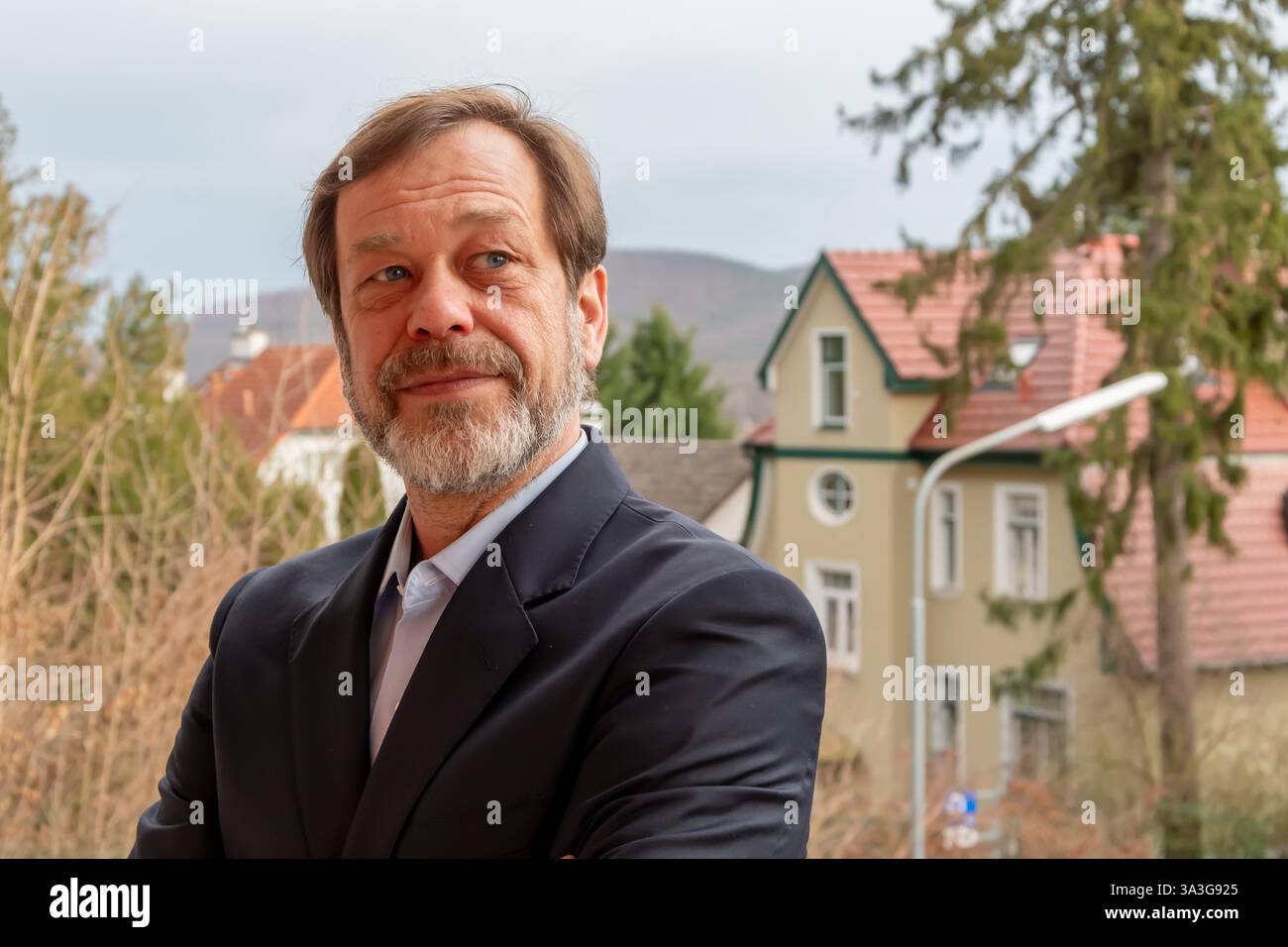 Ein erfolgreicher Mann in klassischem Anzug bewundert das Stadtbild Stockfoto