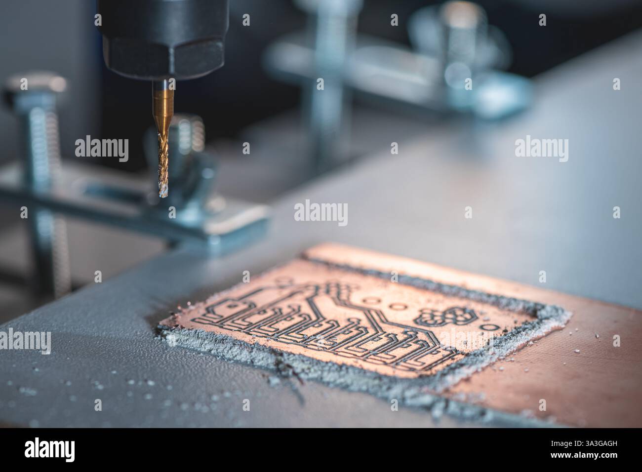 Maschine mit numerischer Steuerung CNC führt Fräsen von Leiterplatten, Leiterplattengravur, DIY-Leiterplatten-Leiterplatten-Leiterplatten durch Stockfoto