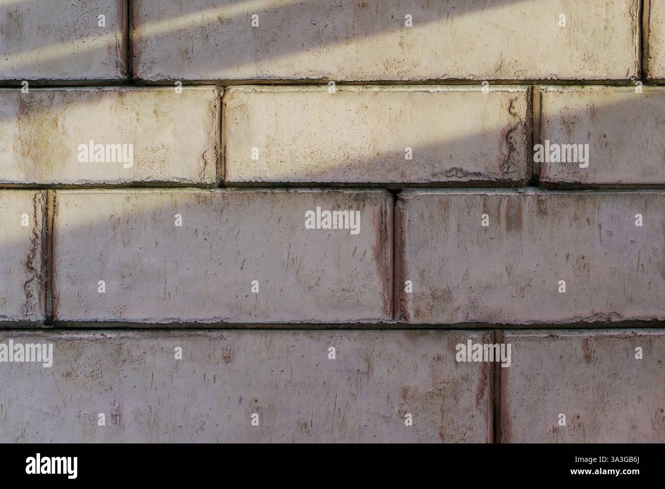 3D-Rendering der schwarzen Steinwand im Abendsonnenlicht Stockfoto