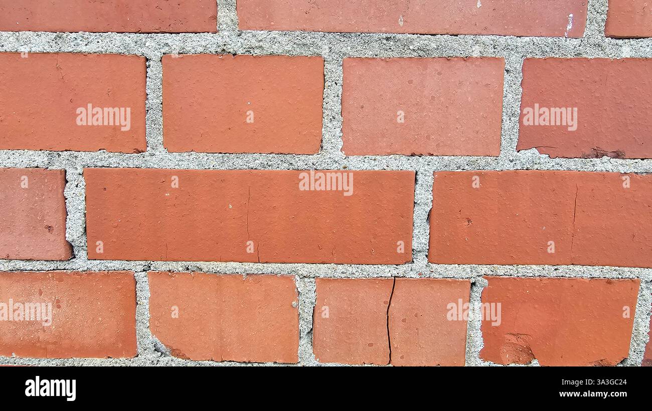 Die roten Ziegelmauern sind mit dem Alter brüchig Stockfoto