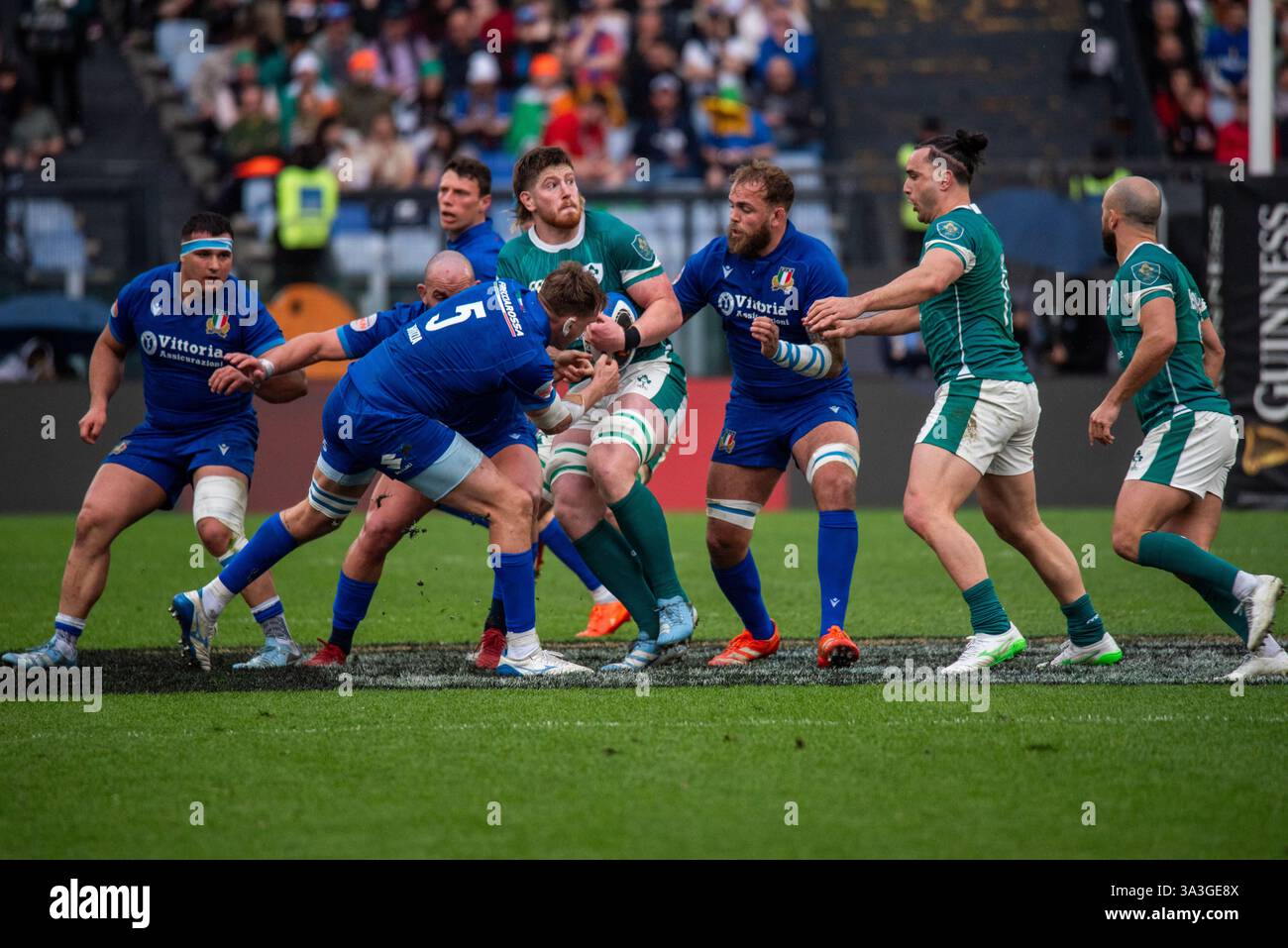 Rom, Italien. März 2025. Rom, Italien, 15. März 2025: Joe Mc Carthy zweite Reihe von Irland kämpfte um den Ball während des letzten Spiels von Guinness Six Nations 2025, Irland gewann 22-17 Credit: Independent Photo Agency/Alamy Live News Stockfoto