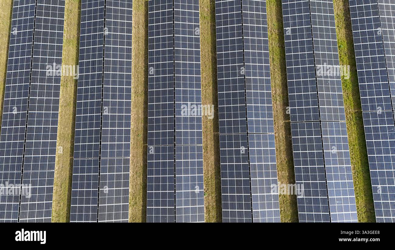 Luftaufnahme des Solarparks saubere erneuerbare Energie von der Sonne Stockfoto Luftaufnahme des Solarparks saubere erneuerbare Energie von der Sonne Stockfoto