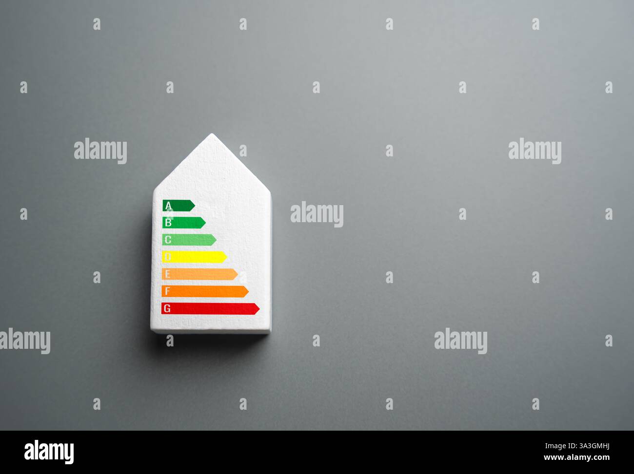 Energieeffizienzskala im Haus. Das Konzept der Energieeffizienz im Haushalt. Isolationsqualität Heizung. Reduzieren Sie den Stromverbrauch. Stockfoto