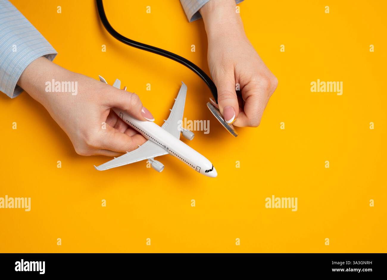 Passagierflugzeug und Stethoskop in Frauenhänden. Das Konzept der Luftfahrtindustrie und der Analyse von Fluggesellschaften. Flugsicherheit. Finanzielle Gesundheit von Air trave Stockfoto
