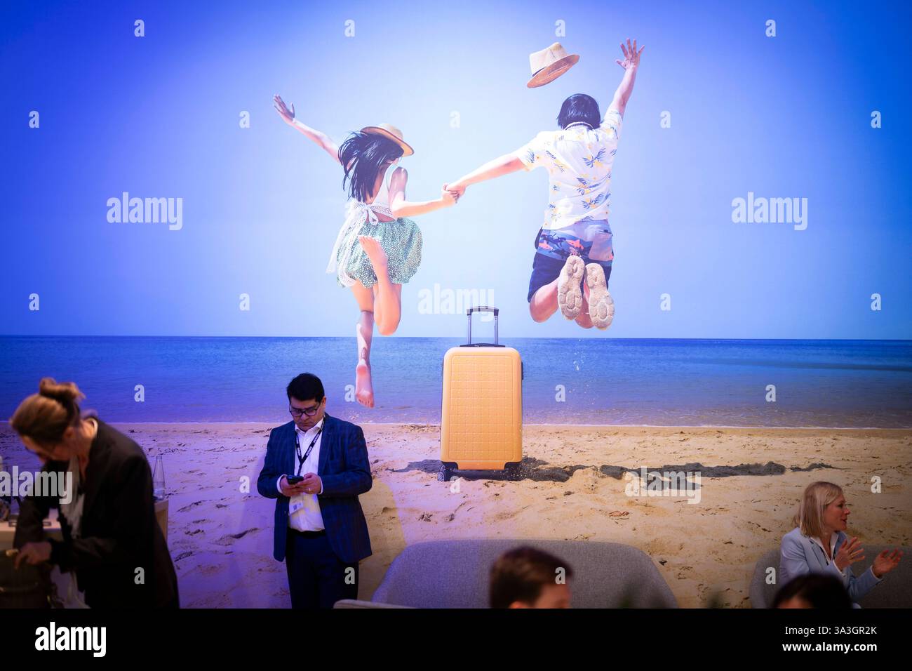 ITB Reisemesse Berlin Deu, Deutschland, Berlin, 05.03.2025 Motto Lebensgefuehl - Besucher und Haendler auf der ITB 2025 auf der Internationalen Tourismusboerse ITB in Berlin Deutschland. Die ITB stehen in diesem Jahr unter dem Motto die Welt der Reisen lebt hier . Ueber 5,600 Unternehmen aus 190 Laender und Regionen nehmen an der Messe Teil für die globale Vertretung und Zusammenarbeit innerhalb der Tourismusbranche . de: Motto Lifestyle - Besucher und Händler auf der ITB 2025 an der Internationalen Tourismusbörse ITB International Tourism Exchange in Berlin Die ITB-Firmen Stockfoto