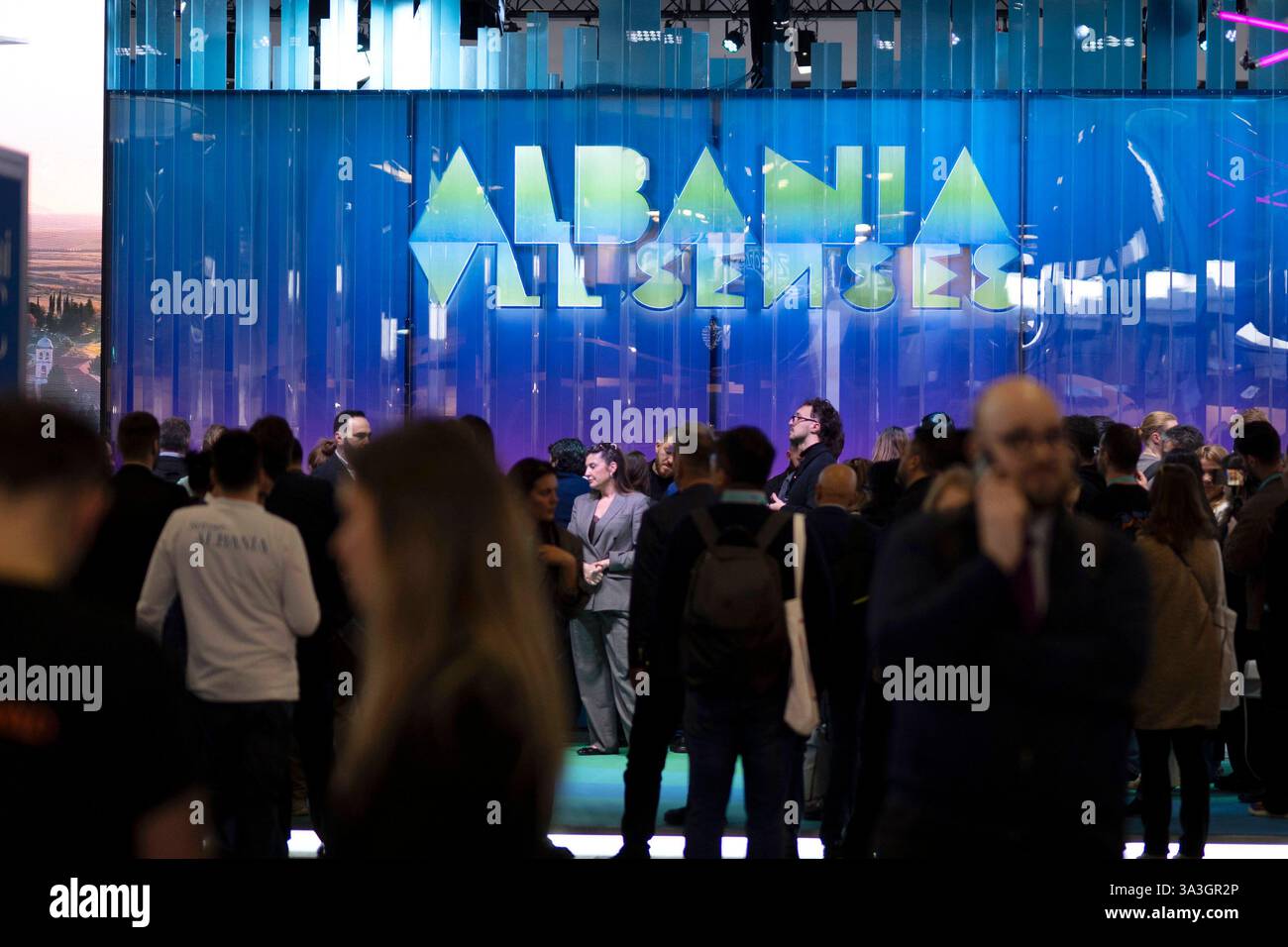 ITB-Reisemesse Berlin Deu, Deutschland, Berlin, 05.03.2025 Besucher und Haendler am Stand vom Aussteller Partnerland Albanien dem offiziellen Partner auf der ITB 2025 auf der Internationalen Tourismusboerse ITB in Berlin Deutschland. Die ITB stehen in diesem Jahr unter dem Motto die Welt der Reisen lebt hier . Ueber 5,600 Unternehmen aus 190 Laender und Regionen nehmen an der Messe Teil für die globale Vertretung und Zusammenarbeit innerhalb der Tourismusbranche en: Besucher und Händler am Stand des Ausstellerpartnernlandes Albanien, offizieller Partner auf der ITB 2025 auf der t Stockfoto