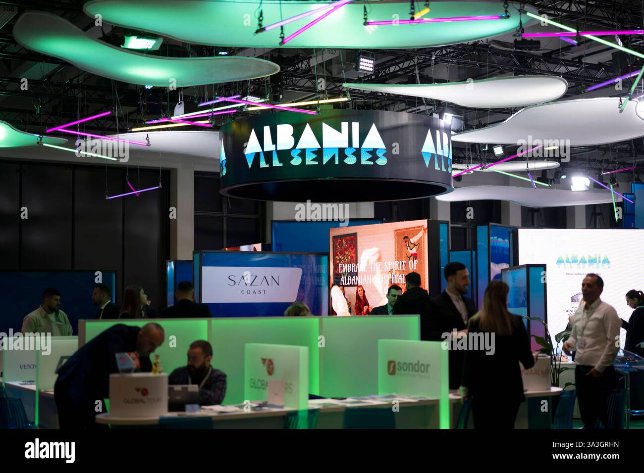 ITB-Reisemesse Berlin Deu, Deutschland, Berlin, 05.03.2025 Besucher und Haendler am Stand vom Aussteller Partnerland Albanien dem offiziellen Partner auf der ITB 2025 auf der Internationalen Tourismusboerse ITB in Berlin Deutschland. Die ITB stehen in diesem Jahr unter dem Motto die Welt der Reisen lebt hier . Ueber 5,600 Unternehmen aus 190 Laender und Regionen nehmen an der Messe Teil für die globale Vertretung und Zusammenarbeit innerhalb der Tourismusbranche en: Besucher und Händler am Stand des Ausstellerpartnernlandes Albanien, offizieller Partner auf der ITB 2025 auf der t Stockfoto