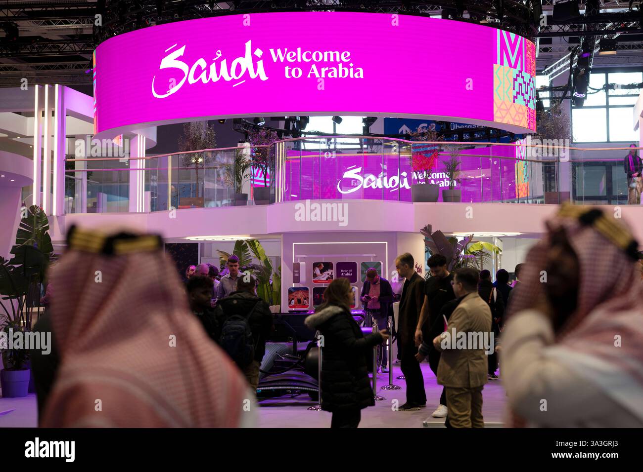 ITB Reisemesse Berlin Deu, Deutschland, Berlin, 05.03.2025 Besucher und Haendler am Stand vom Aussteller Saudi Arabien auf der ITB 2025 auf der Internationalen Tourismusboerse ITB in Berlin Deutschland . Die ITB stehen in diesem Jahr unter dem Motto die Welt der Reisen lebt hier . Ueber 5,600 Unternehmen aus 190 Laender und Regionen nehmen an der Messe Teil für die globale Vertretung und Zusammenarbeit innerhalb der Tourismusbranche.s en: Besucher und Händler am Stand des Ausstellers Saudi Arabien auf der ITB 2025 an der International Tourism Exchange ITB International Tourism E Stockfoto